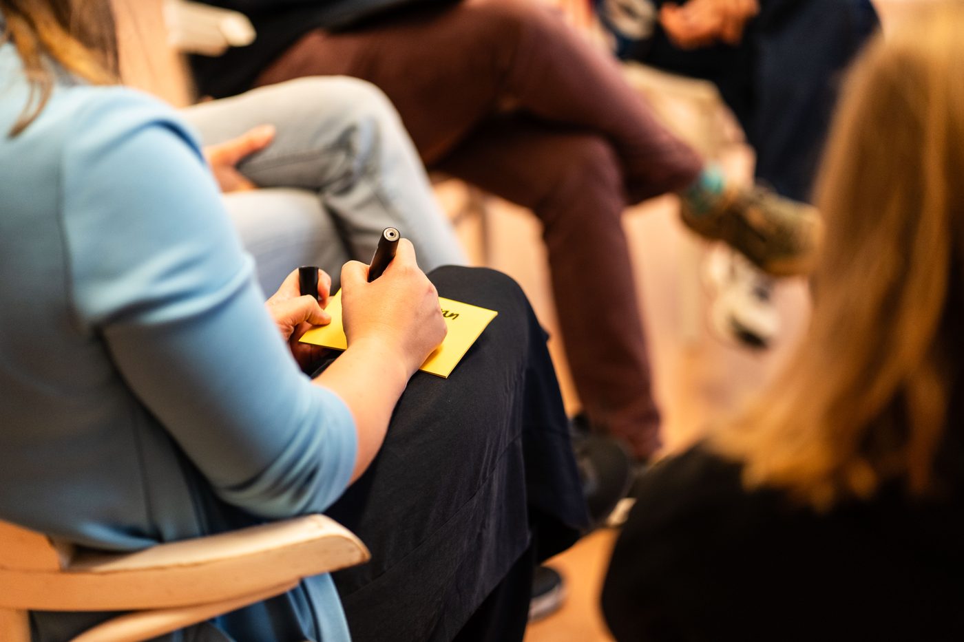 Teilnehmende beim Impro Bewegt Barcamp notieren Ideen auf Karten