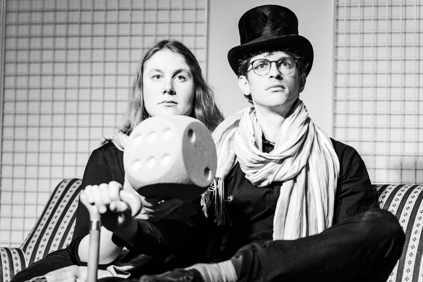 Zwei Performer*innen der Show Improkratie mit Zylinder und großem Schaumstoffwürfel
